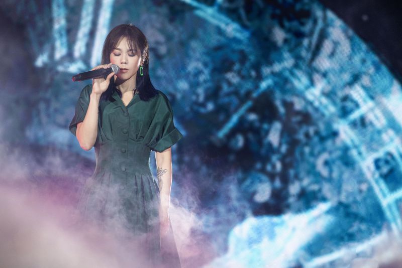 蔡健雅克服懼高 登宇宙青鳥號高空出場 世紀合體陳綺貞 唯一攜手作品《路口》Live演繹 粉絲哭了 蔡健雅克服懼高 登宇宙青鳥號高空出場 世紀合體陳綺貞 唯一攜手作品《路口》Live演繹 粉絲哭了