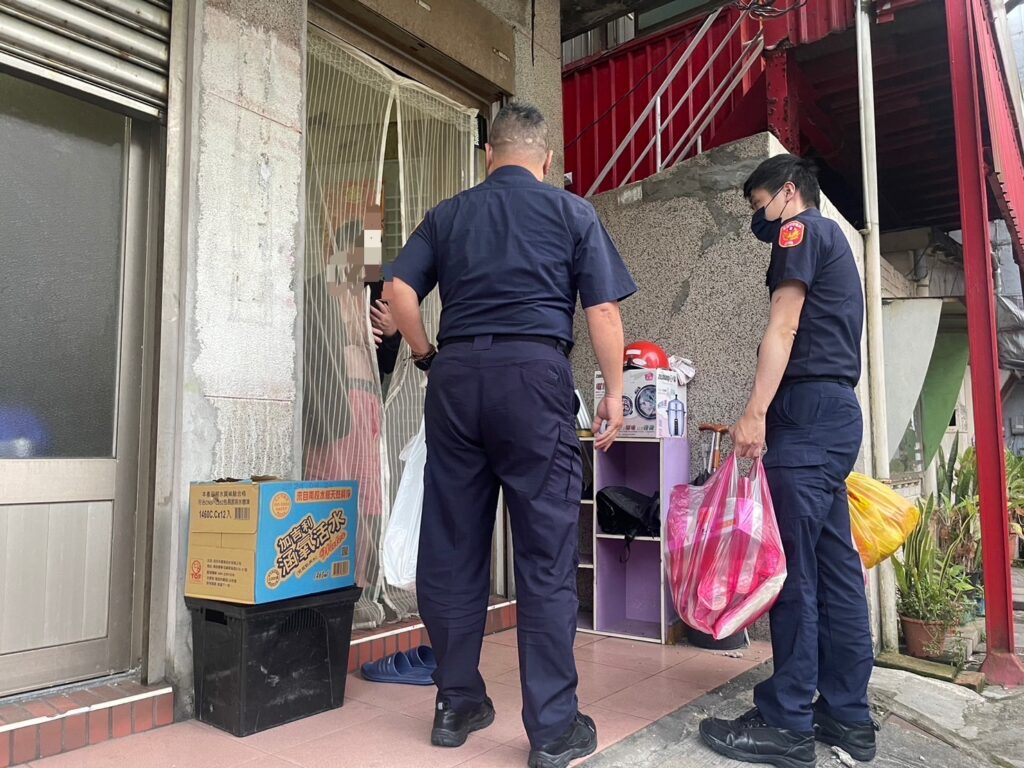 八斗子分駐所警員莊榮臻、巡佐簡靖騰、警勤區警員黃思傑、蔡旻峰給予老翁關懷及慰問