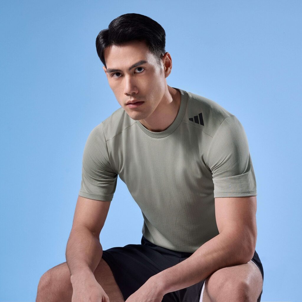 楊俊瀚穿著adidas HIIT運動上衣,以adidas獨家的HEAT.RDY科技面料打造,並搭載波浪紋提花紋理的MINIMAL CLING不貼膚面料,能夠減少運動後流汗的黏膩感