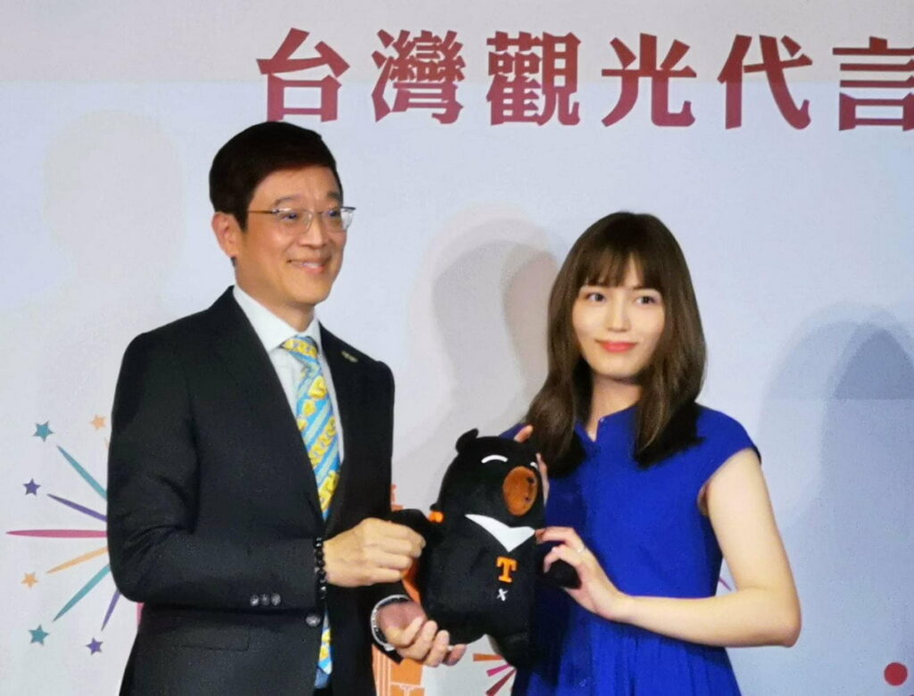 交通部觀光局日本地區台灣觀光代言人林副局長及喔熊合影