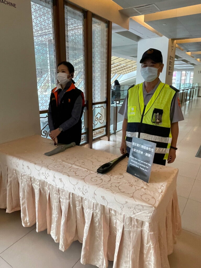 故宮北院目前設置安檢桌,執行遊客入館隨身物品檢查。