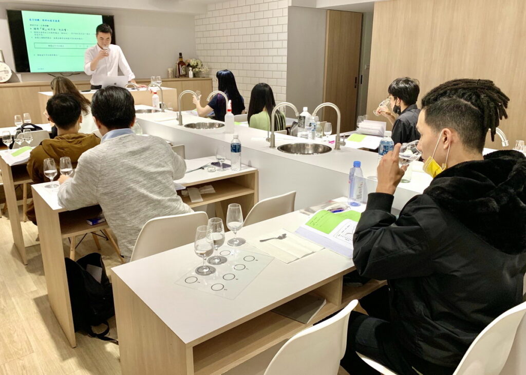 「開平品水師國際證照」學程針對感官品評、水的知能、餐食搭配有全面的內容探討。