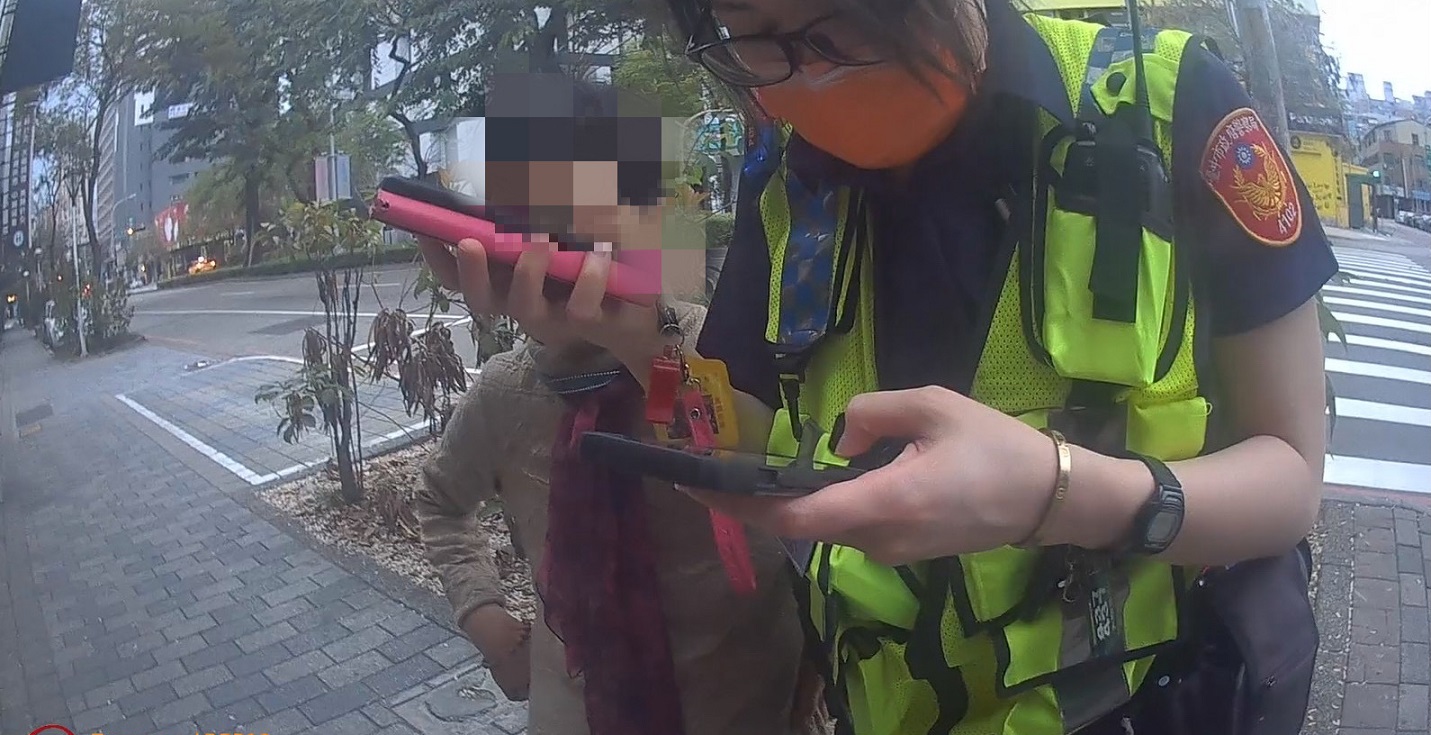 ▲ 員警瞥見阿嬤脖子掛著一支手機,用手機成功聯繫上家屬 (圖/台中市警察局 提供)