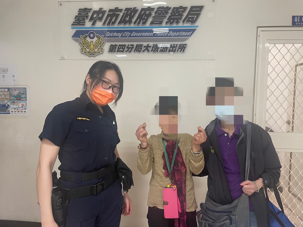 ▲ 家屬趕往派出所接回母親,兩人不斷向員警致謝 (圖/台中市警察局 提供)