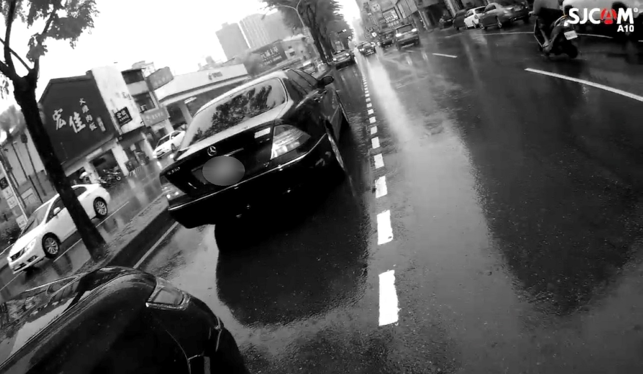 ▲ 20年老爺車雨中熄火道路中，巧遇巡邏警車經過解救 (圖/台中市警察局 提供)