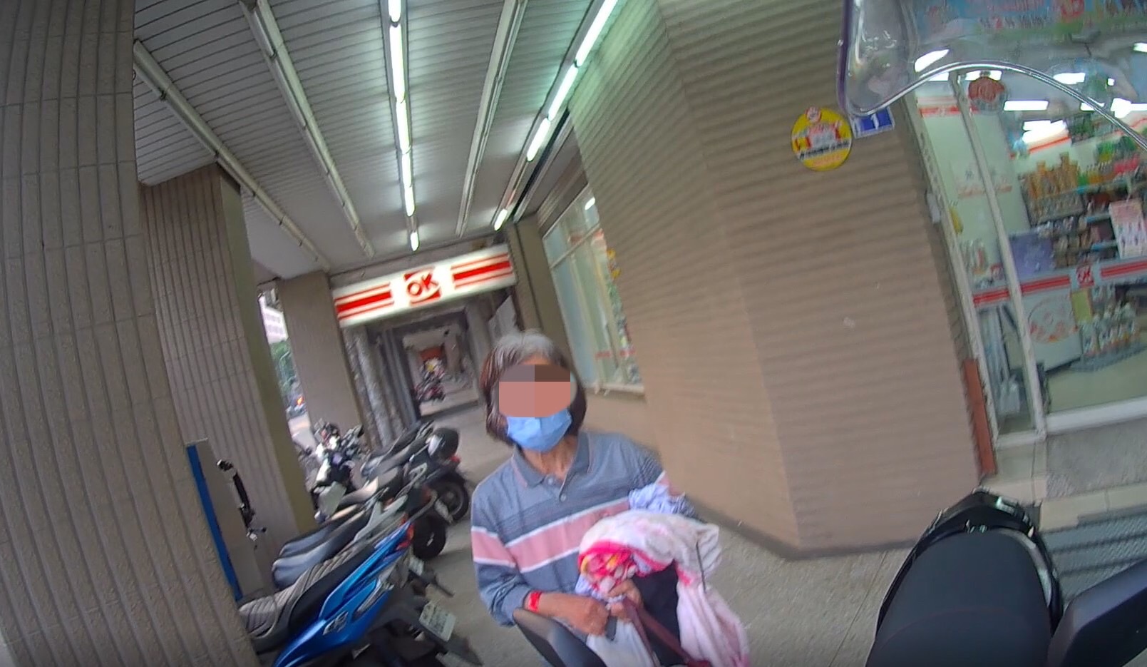 ▲ 員警騎警用機車,於超商前找到走失老婦人 (圖/台中市警察局 提供)