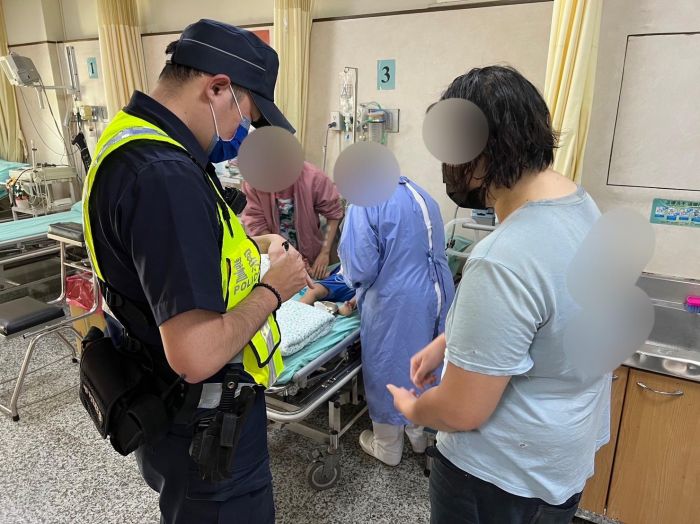 小孩高燒急送醫 暖警駕駛巡邏車協助送醫