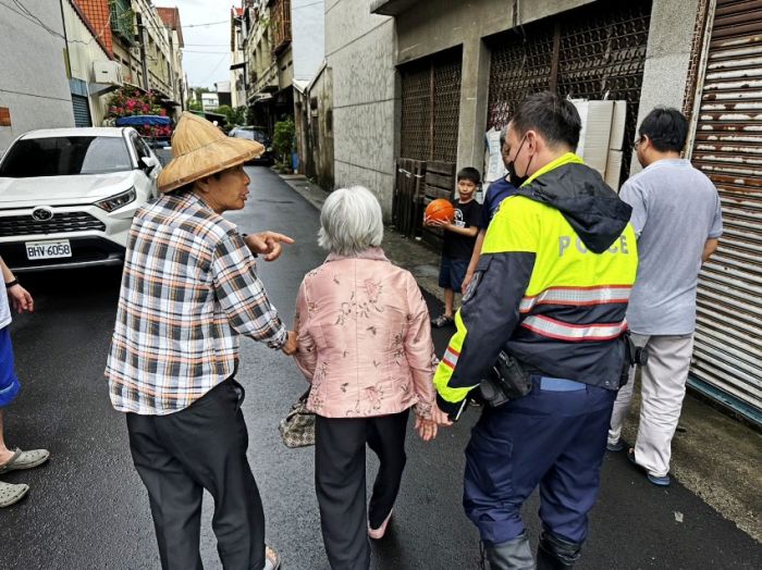 8旬老婦雨中迷失 暖警即時助返家