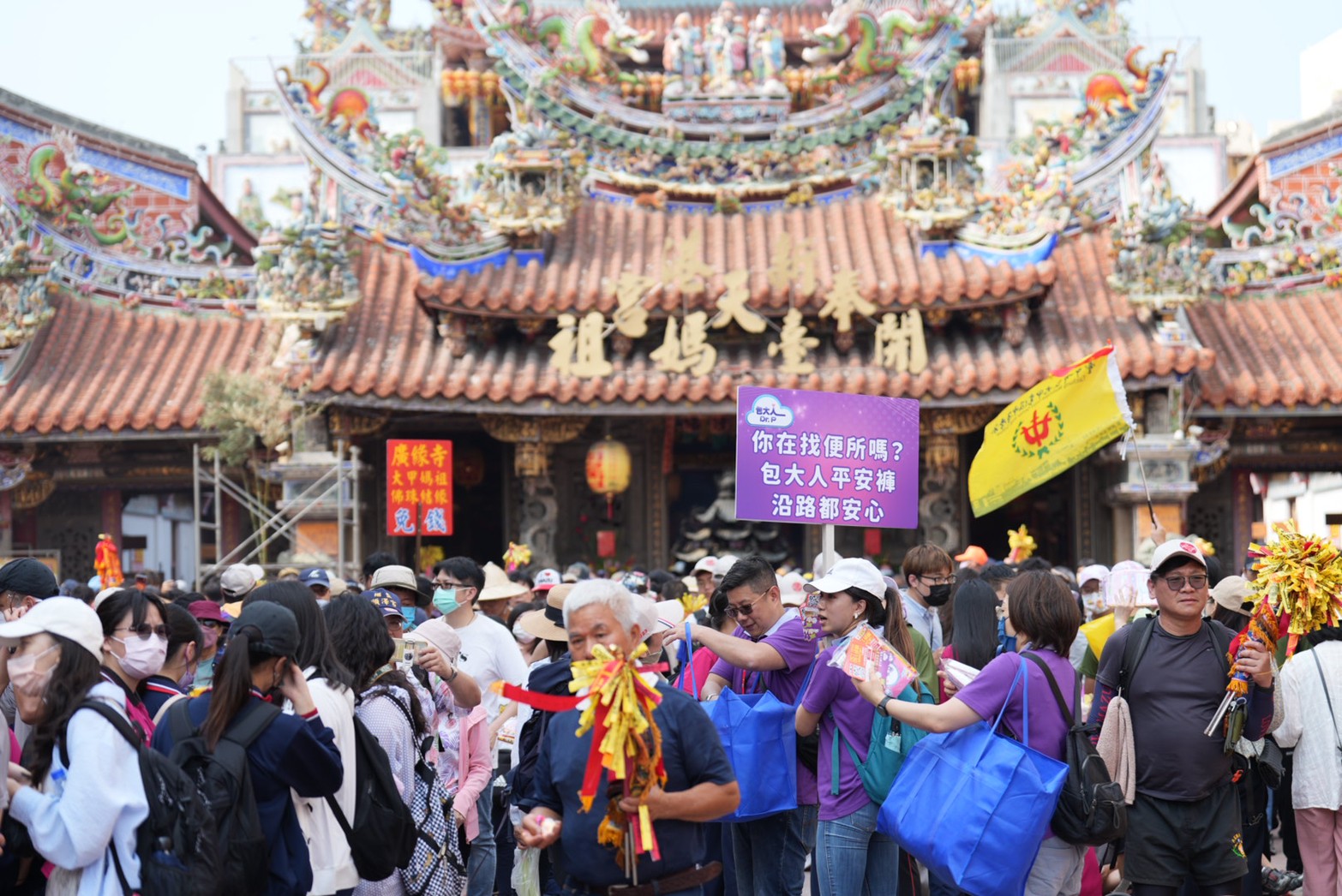 大甲媽遶境最怕找不到廁所？ 包大人貼心發放免費的褲型紙尿褲給信眾長輩穿