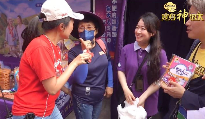 ▲包大人品牌經理王心怡(右二)表示，現場發放平安褲免費試穿，可以讓長輩穿了就走，長輩試穿體驗後都說讚。（圖／業者提供）
