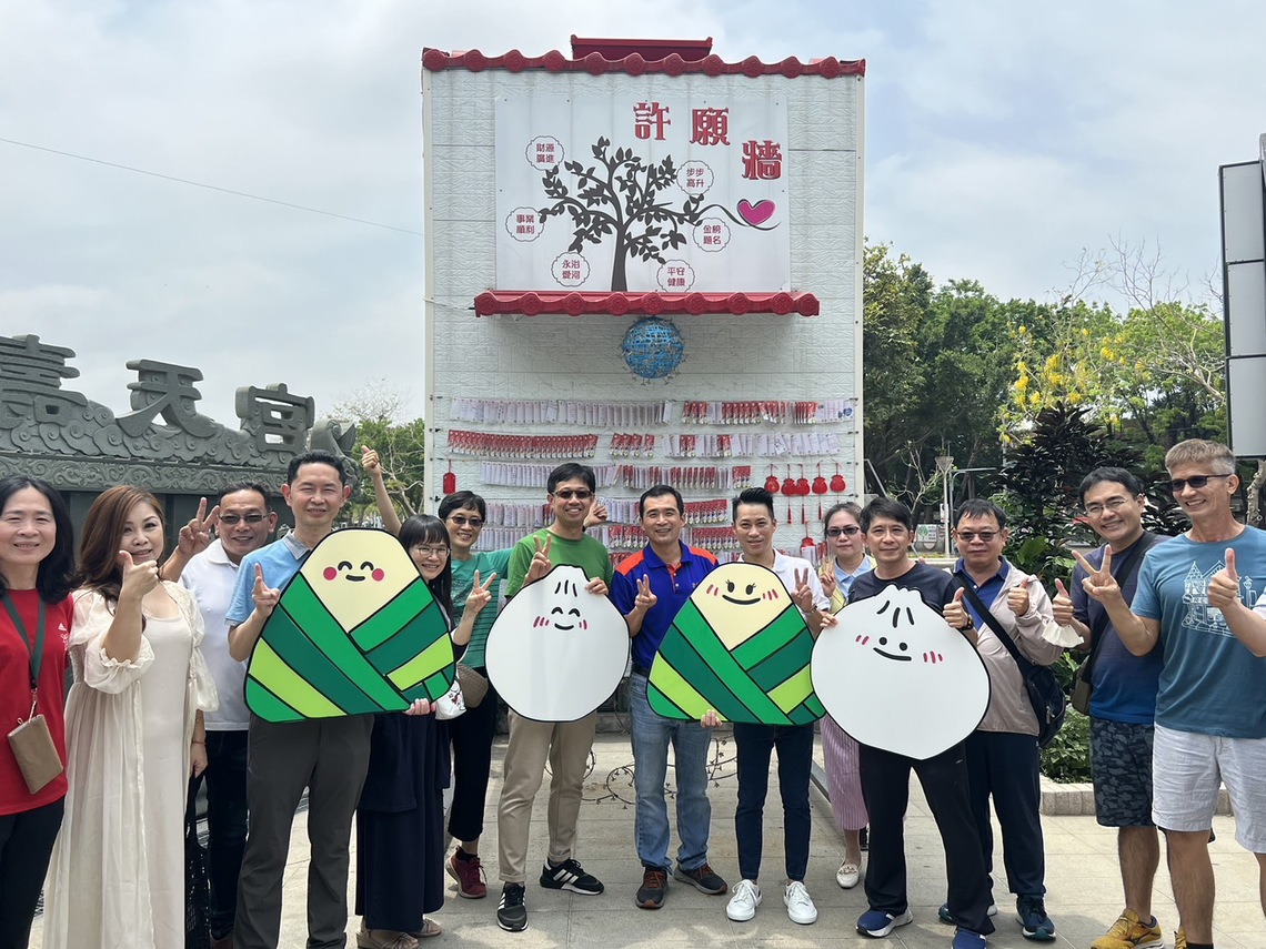 漾新聞|岡山國中為考生祈福開聰明門送上「蔥明包高粽」求必勝