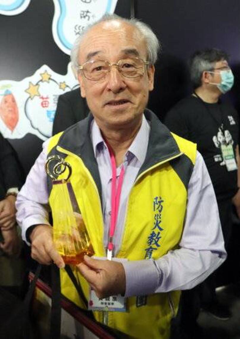 漾新聞|防災教育退而不休 黃龍泉校長獲教育部頒有功人員表揚