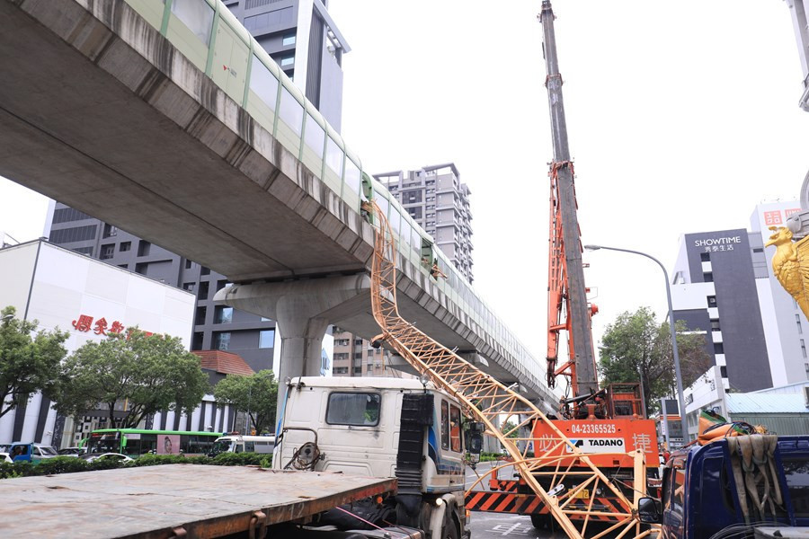 台中市南屯區捷運豐樂公園站附近一處建案，10日中午發生施工吊臂倒塌意外，壓中台中捷運綠線車廂，目前已有9人送醫，其中1人死亡、8人受傷。（圖／台中市府新聞局提供）