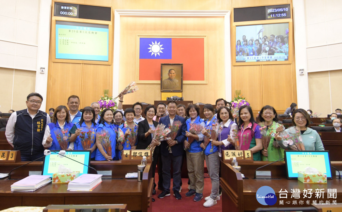彰化縣府與彰化縣議會共同行銷在地花卉，祝福母親節快樂。圖／彰化縣政府提供