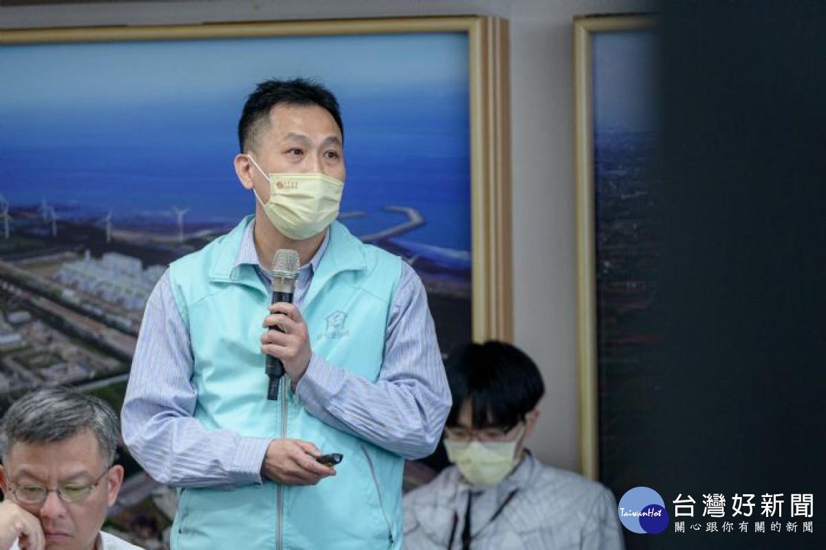 住宅發展處處長莊敬權進行簡報。