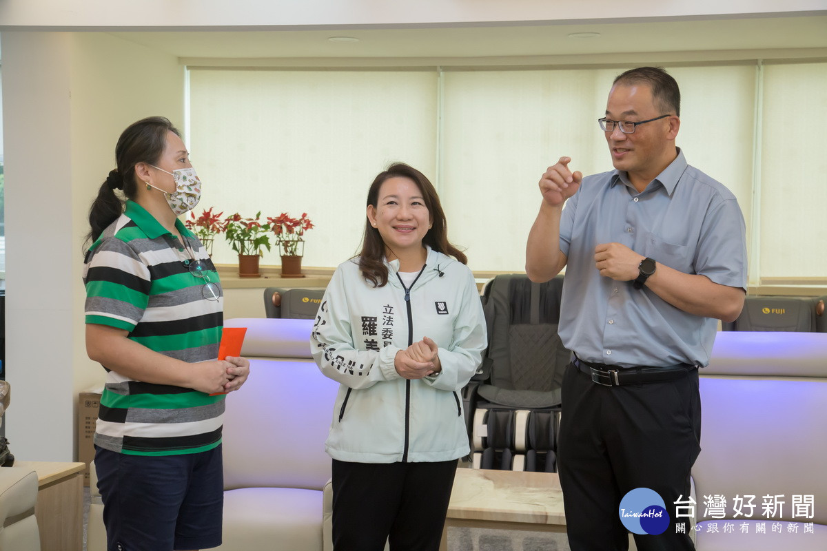 五育邱校長(右)允幫助許家女兒免學雜費。(新媳婦關懷協會提供)