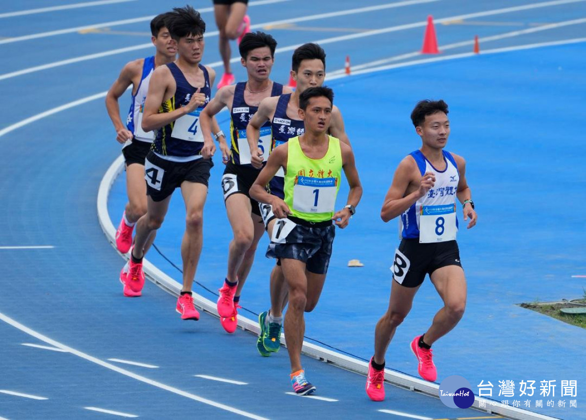 全大運田徑賽事於中原大學實英運動場舉行,國體大李立軍(黃衣)於公開組5000公尺奪金。
