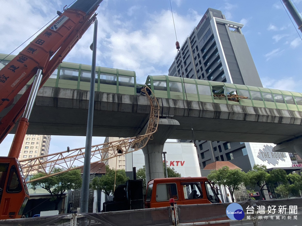 台中捷運今天中午一班行駛中列車遭高空吊車斷裂吊臂擊中,造成搭乘乘客一死八傷。消防局提供