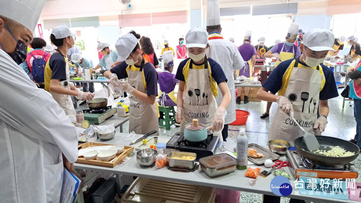 參賽計有后厝國小等12校共約300位學生體驗烹飪料理食物。<br /><br /> <br /><br /> 