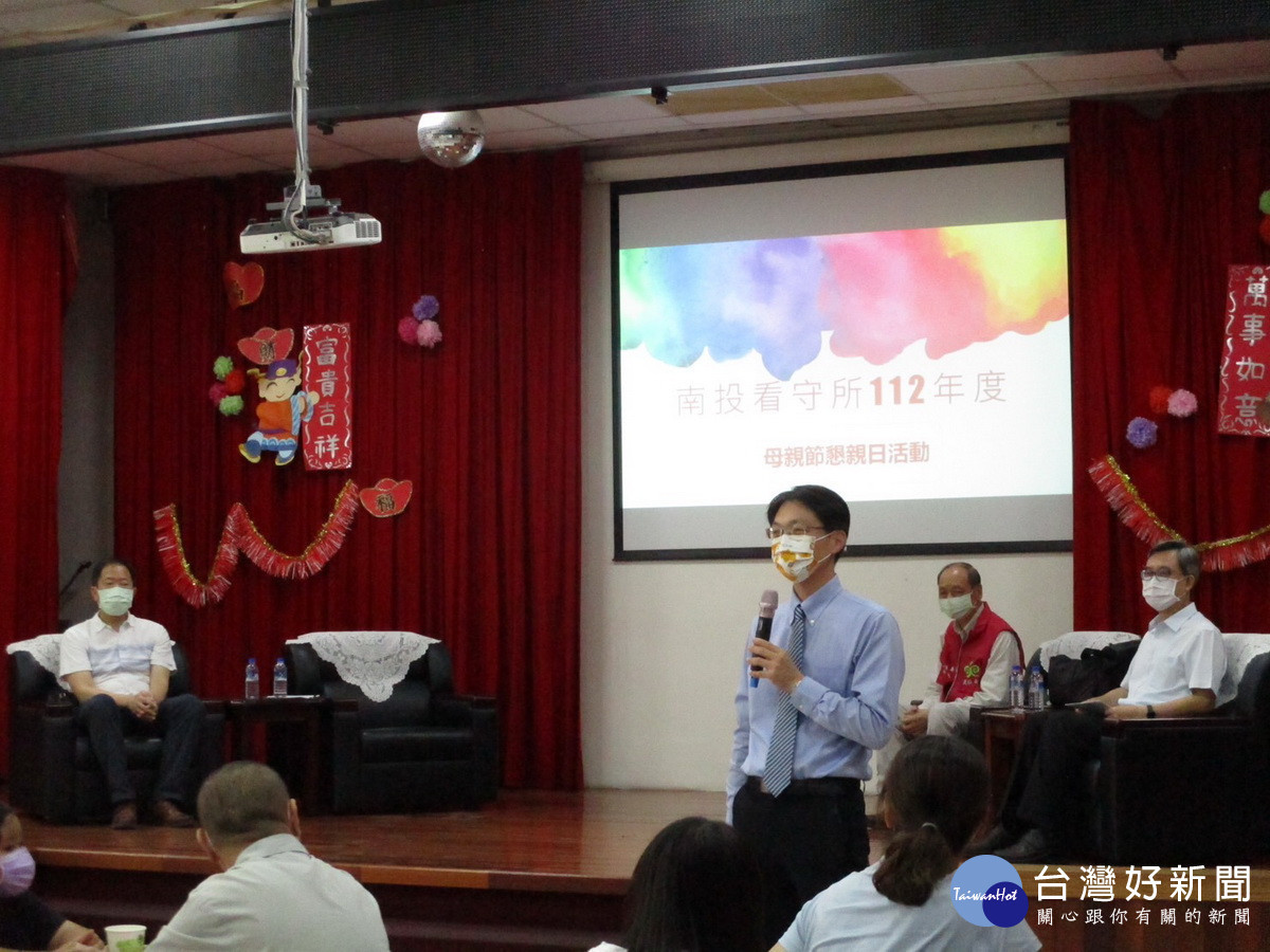 黃檢察長勉大家將錯誤當經驗,不再犯錯。(南投看守所提供=)