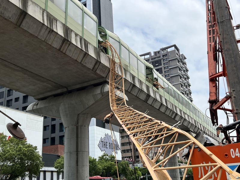 台中捷運一輛行駛中列車遭施工吊臂砸中,造成一死八傷。中央社