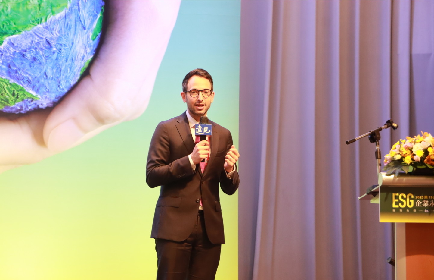 臺灣AZ總裁龍雲合Claudio Longo受獎時指出,AZ作為全球醫藥領導企業,堅持運用科學力量為全人類打造更健康的未來。當前A.Catalyst Network最大的挑戰,就是後疫情時代各國面臨的醫療保健轉型需求。如何提供更公平的醫療資源,並且協助應對疾病旅程中的各處斷點,乃至透過真實世界數據以優化醫療服務與疾病管理,最終協助在地醫療產業接軌世界,都是亟待進展的重要議題。 臺灣AZ總裁龍雲合Claudio Longo受獎時指出,AZ作為全球醫藥領導企業,堅持運用科學力量為全人類打造更健康的未來。當前A.Catalyst Network最大的挑戰,就是後疫情時代各國面臨的醫療保健轉型需求。如何提供更公平的醫療資源,並且協助應對疾病旅程中的各處斷點,乃至透過真實世界數據以優化醫療服務與疾病管理,最終協助在地醫療產業接軌世界,都是亟待進展的重要議題。