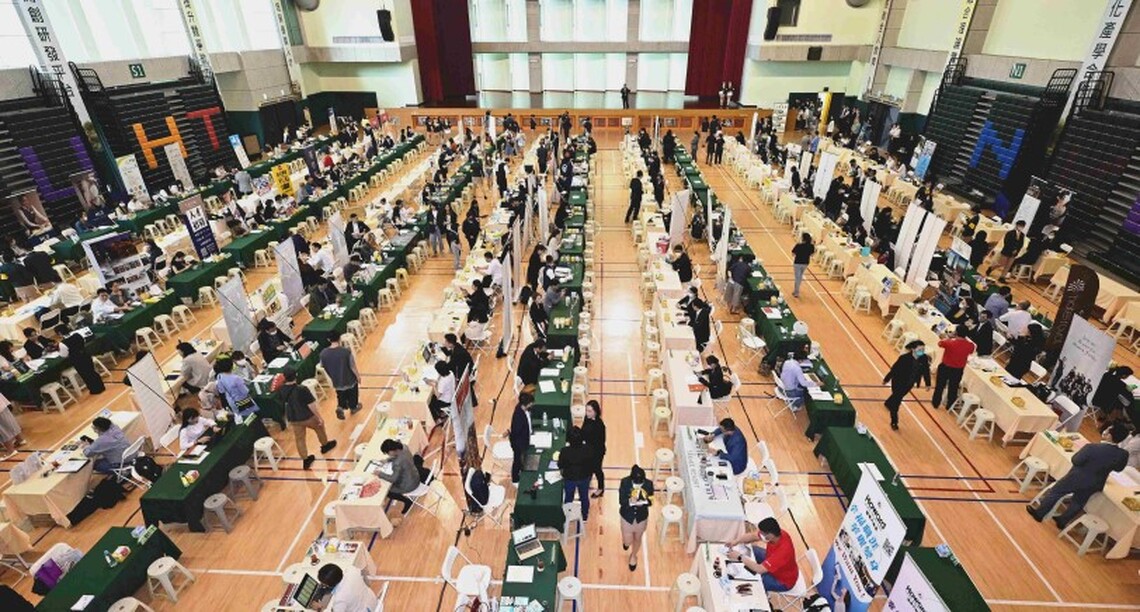 高餐大就業博覽會 吸引百餘家企業及澳門五星級酒店前來 3千6百多職缺歡迎高餐畢業生