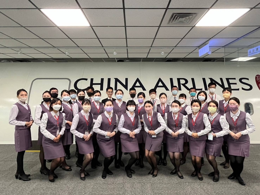 臺鐵新進車服員生力軍，委請中華航空公司提供高端訓練客製化課程（圖：交通部臺鐵局）