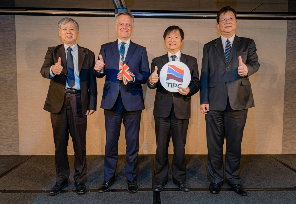 成果發表會現場(由左至右為:港務公司董事長李賢義、英國在台辦事處代表鄧元翰 (John Dennis)、交通部常務次長祁文中、經濟部能源局局長游振偉)(圖：臺灣港務公司)
