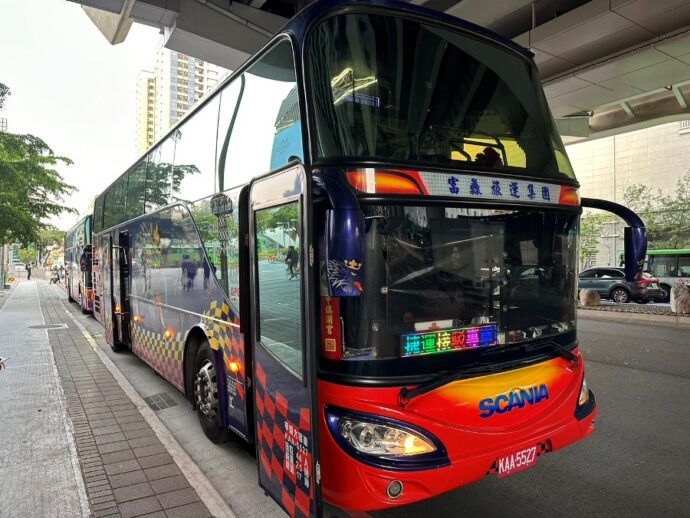 停駛的捷運站,中捷公司派出公車接駁。(圖/台中市政府)