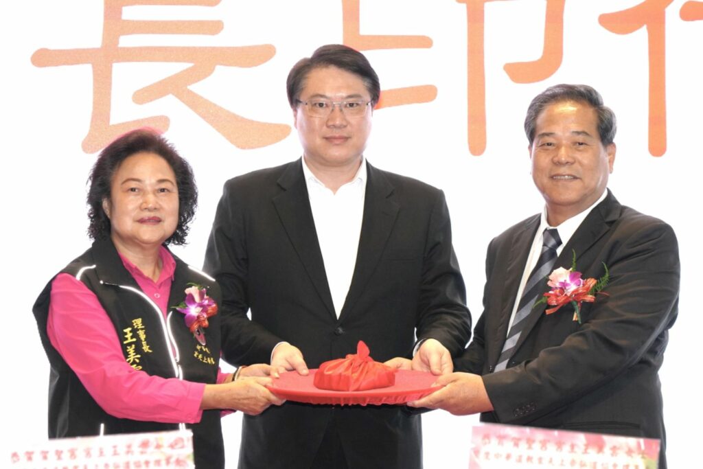 圖1.中華道教玄天上帝弘道協會新舊任理事長交接(左起新任理事長王美雲、內政部長林右