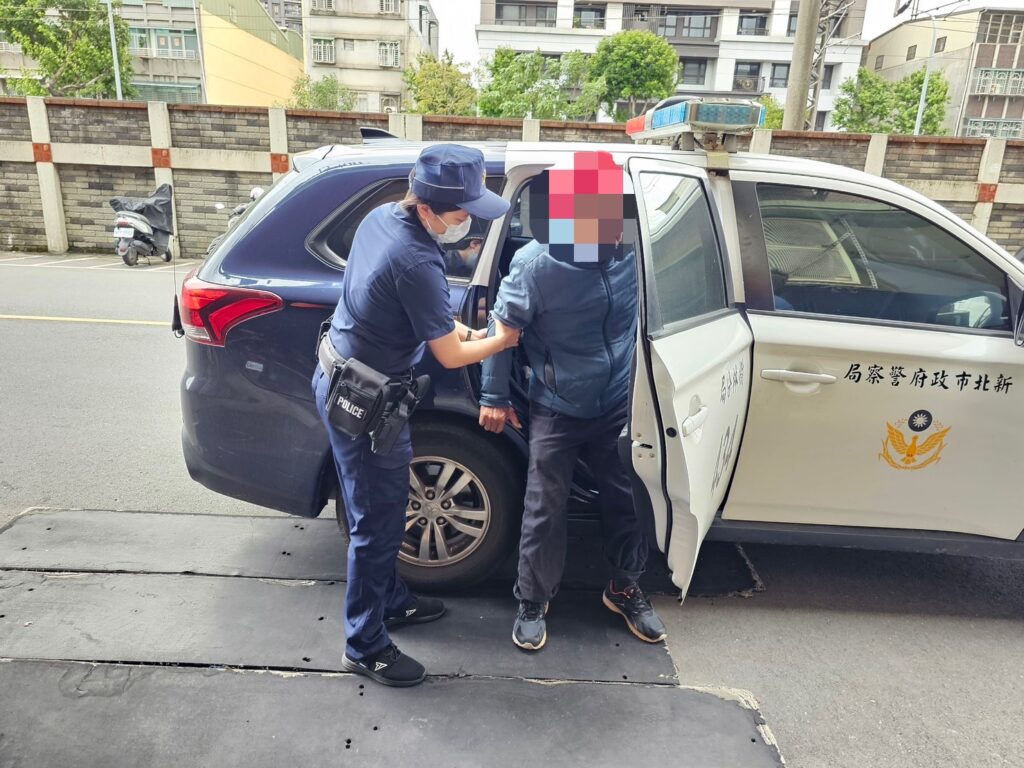 山佳派出所警員張育齊、林恆逸及實務訓練生黃翎榛等三員協助失智陳姓老翁返家