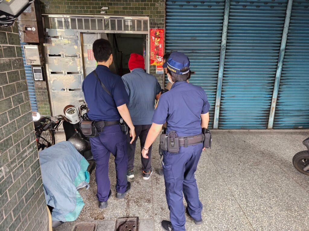 山佳派出所警員張育齊、林恆逸及實務訓練生黃翎榛等三員協助失智陳姓老翁返家