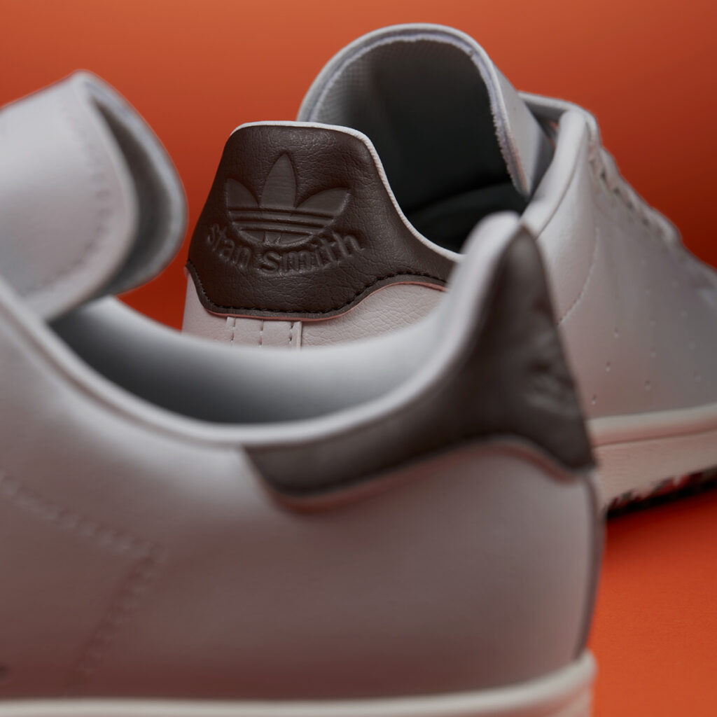 _Stan Smith Golf流線型的全灰鞋面與混色大底形成鮮明對比,鞋後跟的經典Stan Smith標誌使鞋款在球道上更顯品味。