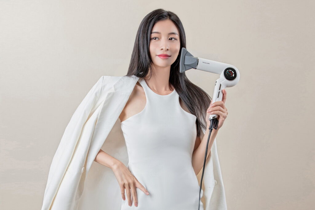 TESCOM承襲自家Nobby by TESCOM沙龍級品牌經典外型設計第二款BLDC速乾修護離子吹風機