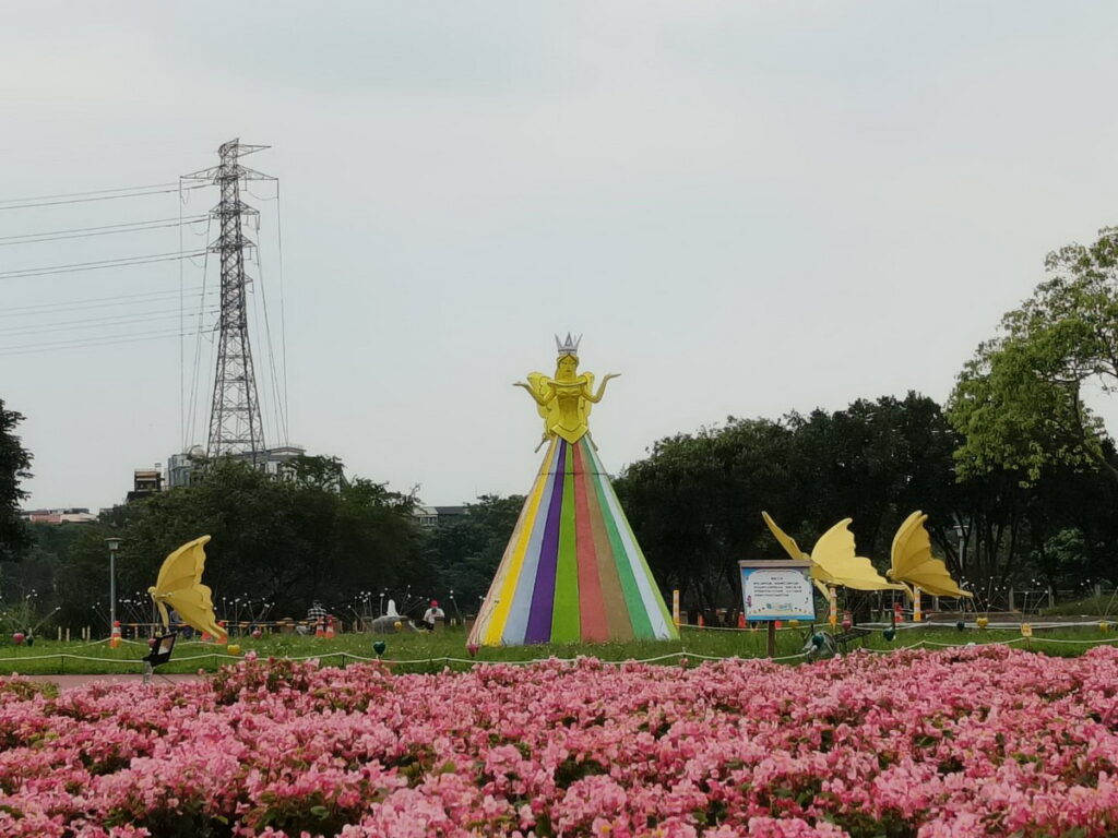「新北河濱蝶戀季」今年以「盛夏光蝶」為主題,由主燈「蝴蝶女神」揮灑出華麗地景