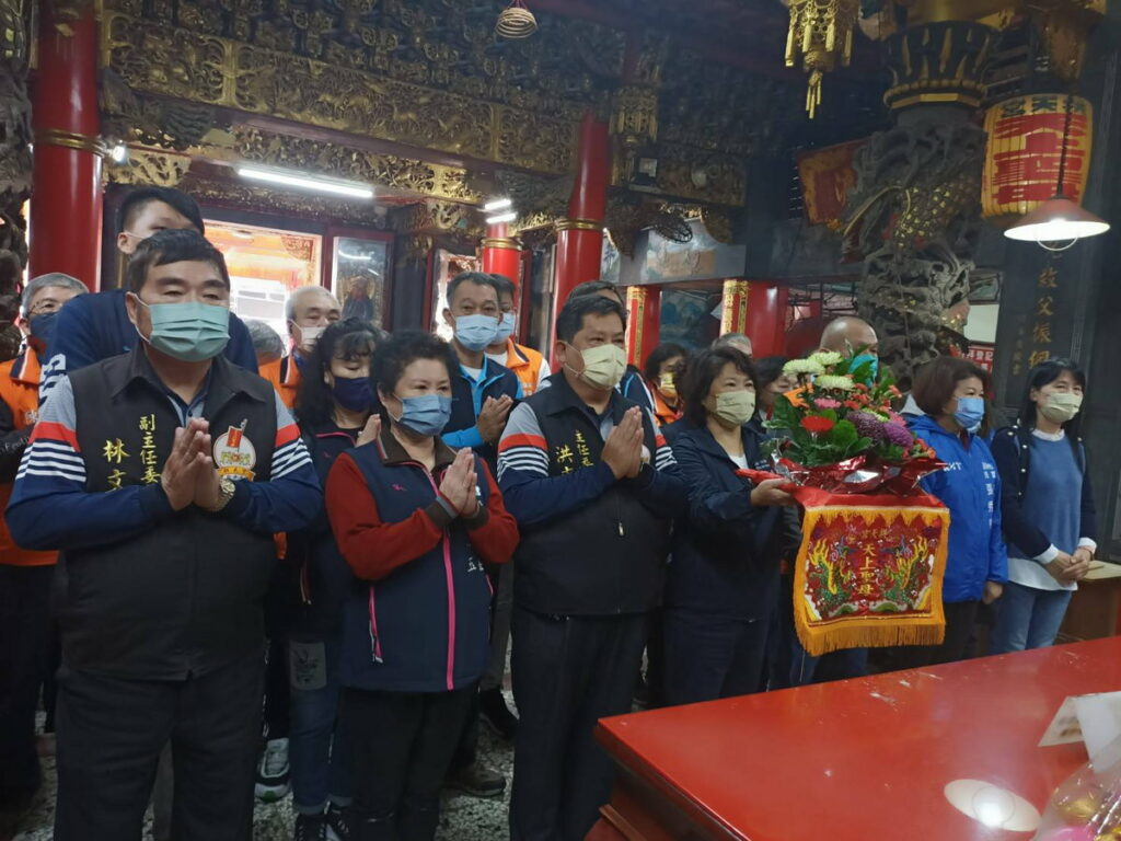 市長於去(111)年12月31日前往白沙屯拱天宮致贈大帖