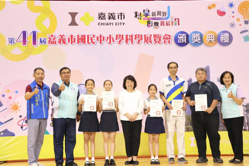 崇文國小「飛天遁地虎父子─貝氏虎甲蟲動物行為之探討」組與市長合影