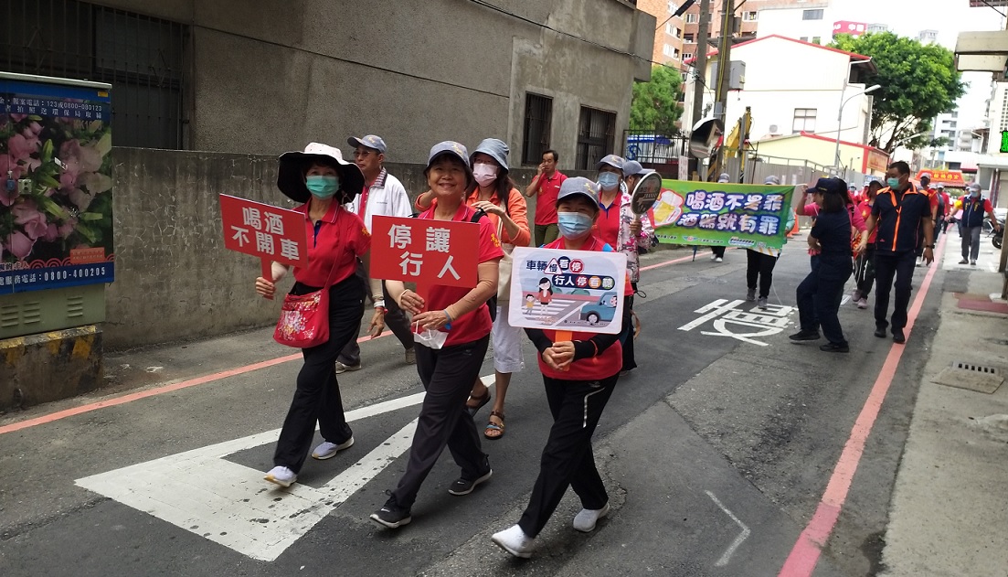 ▲ 中警一分局員警與志工們賣力宣導「停讓行人」及「酒後不開車」 (圖/台中市警察局 提供)