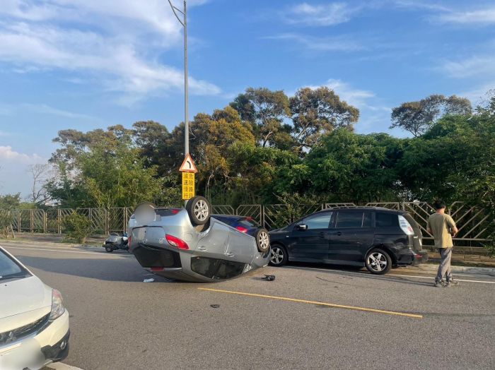 下班駕車疑恍神自撞翻車 竹南警迅速馳援恢復順暢
