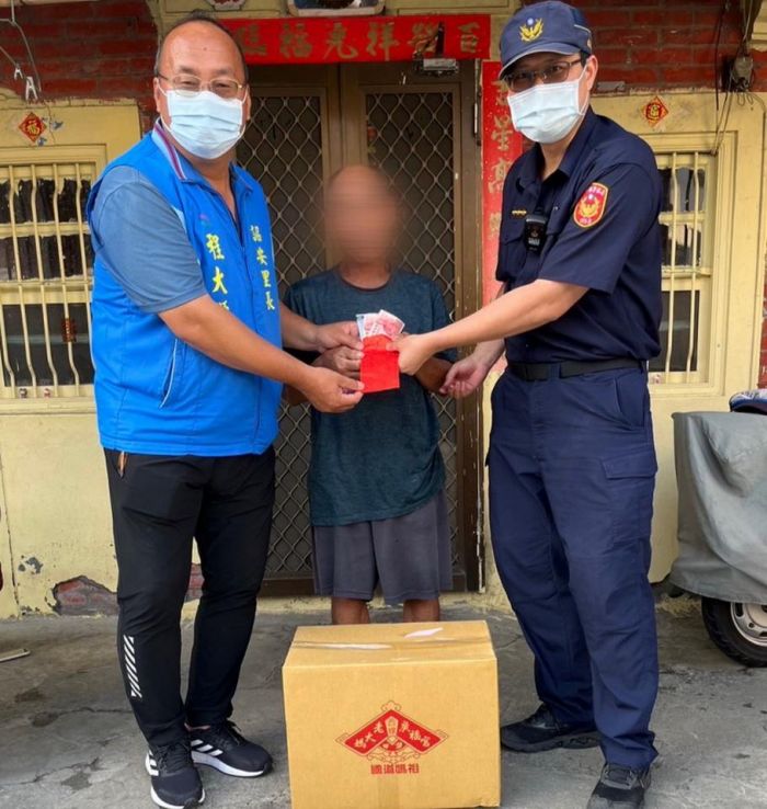 旬翁脊傷經濟困難 和心警集結善心物資送暖