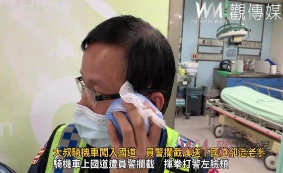 影/連警察都打!大叔騎機車闖入國道 員警攔截護送下國道卻遭老拳