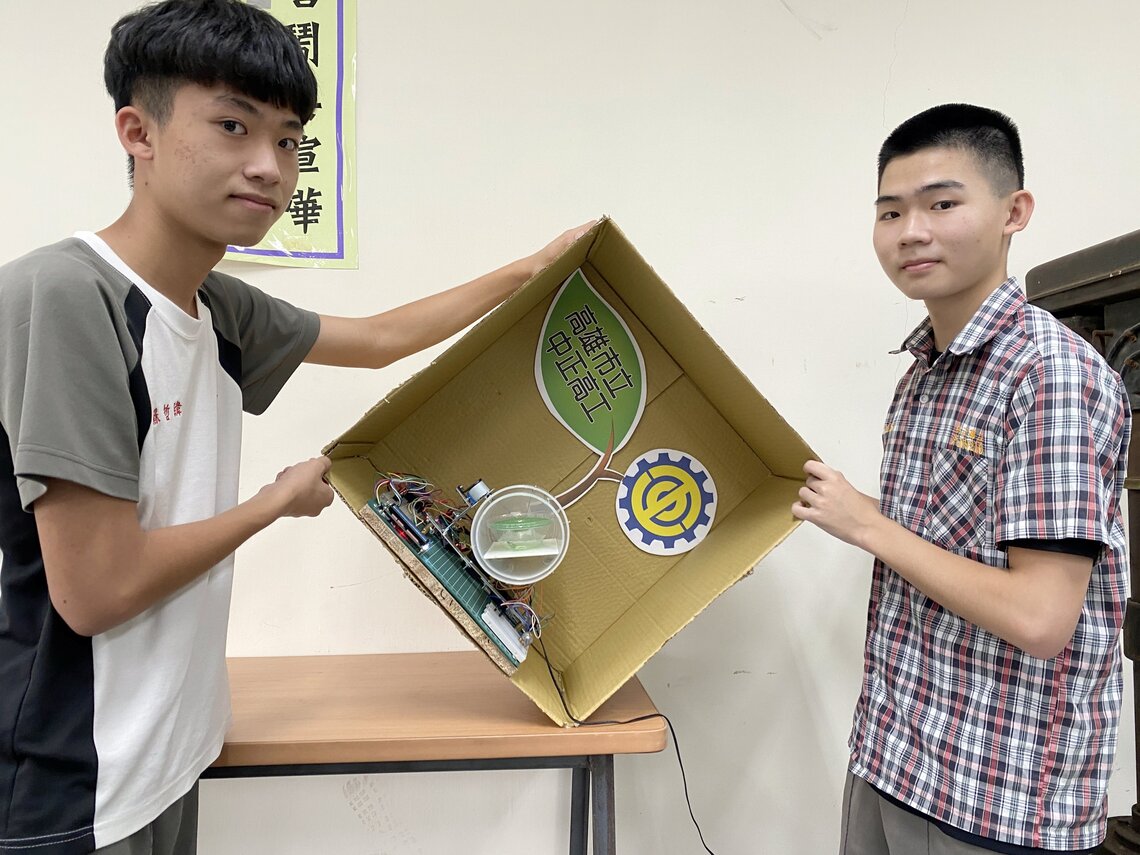漾新聞|防止外送餐點傾倒 中正高工汽修科學生研發「不讓你倒-外送箱平衡装置」全國專題製作獲獎