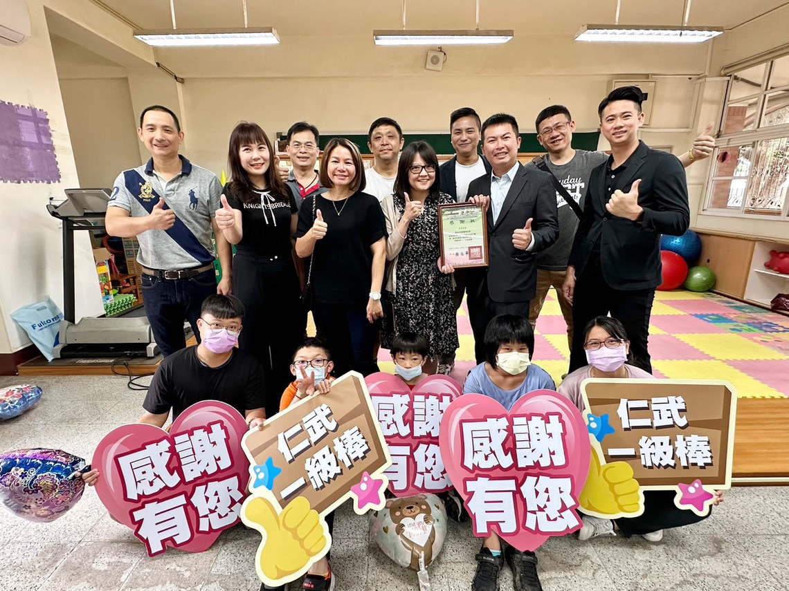 漾新聞|榮譽會長劉柱均捐贈跑步機 解仁武國小特教生燃眉之急