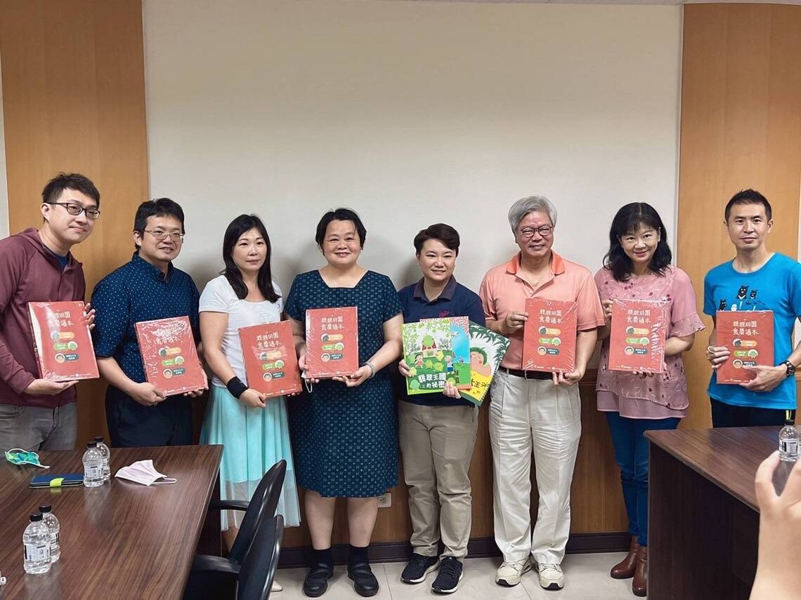 漾新聞|《親親田園食農讀本》捐贈六龜區6所小學推廣食農教育