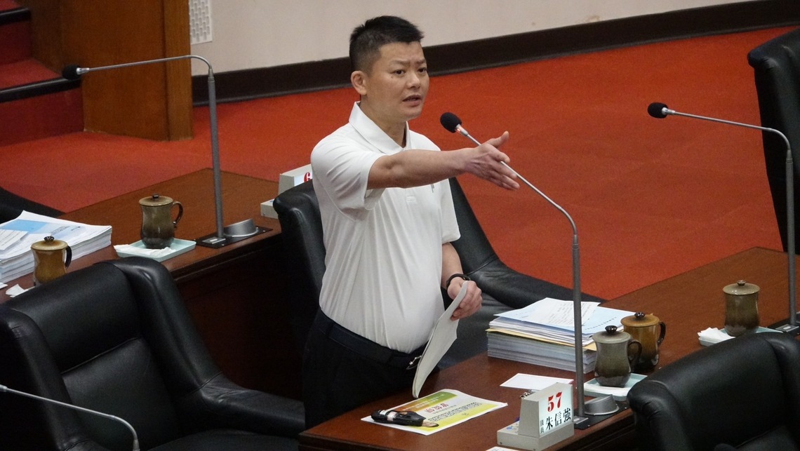 漾新聞|綠鬣蜥與台灣獼猴氾濫成災了嗎?副議長曾俊傑要求市府研擬排除對策