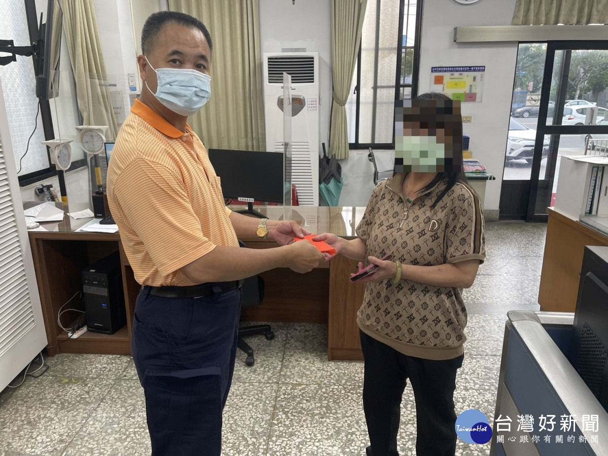 陳婦為感謝員警協助處理先夫交通事故，前往梧棲所致贈5萬元紅包，做為交通小隊辦公所用。