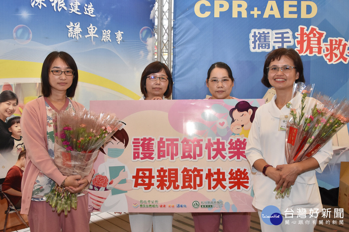李雅文護理長(右)感謝林市長,送給彰基護理部全體護理師同仁康乃馨。圖/彰基醫院提供
