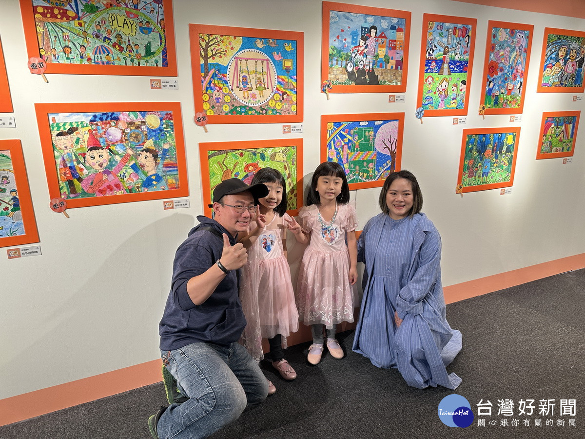 獲獎孩童與李竹婷合影。(記者扶小萍攝)