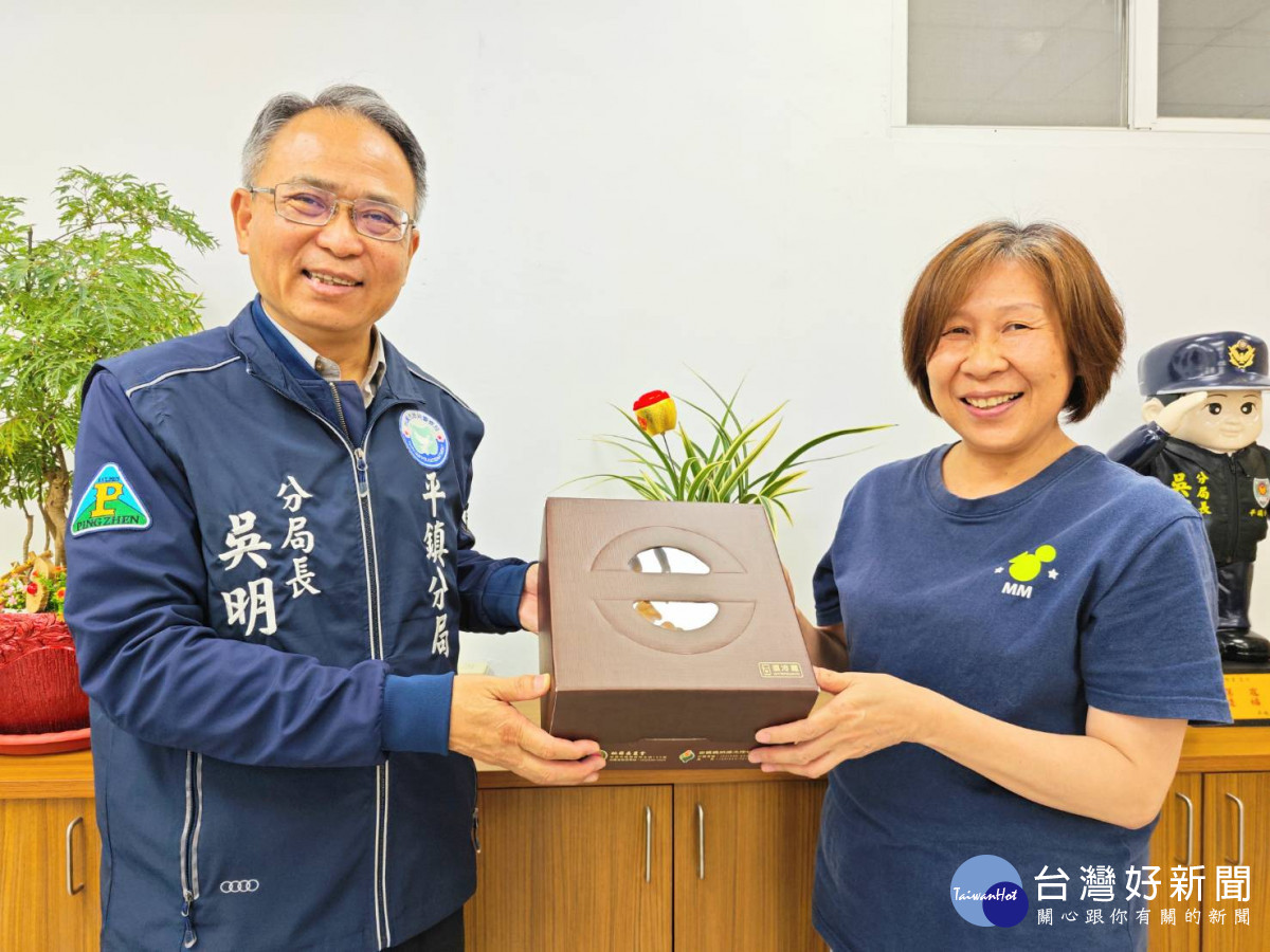 平鎮警贈蛋糕禮盒,祝福各位偉大的媽媽母親節快樂。